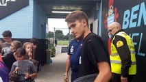 Los Jugadores del Celta Firman Autógrafos a la Salida del Entrenamiento