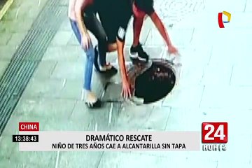China: rescatan a niño que cae a una alcantarilla