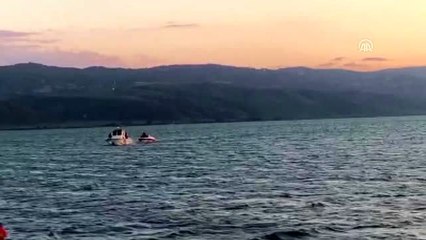 İznik Gölü'nde mahsur kalan üç kişi kurtarıldı (2)