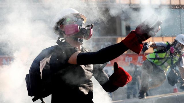 شاهد: زجاجات المياه ضد الغاز المسيل للدموع في مظاهرات هونغ كونغ
