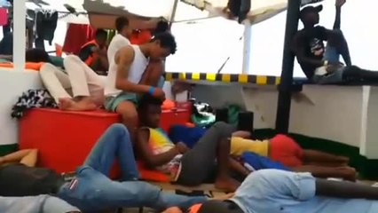 El Gobierno deja en el aire la acogida de los 121 migrantes rescatados por Open Arms