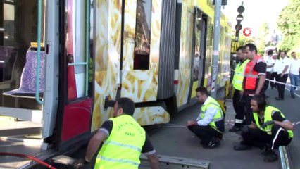 Cevizlibağ'da su tankeri tramvaya çarptı seferler durdu