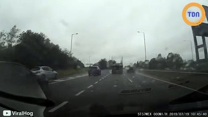 Cet homme ne risque plus de doubler un camion qui freine !