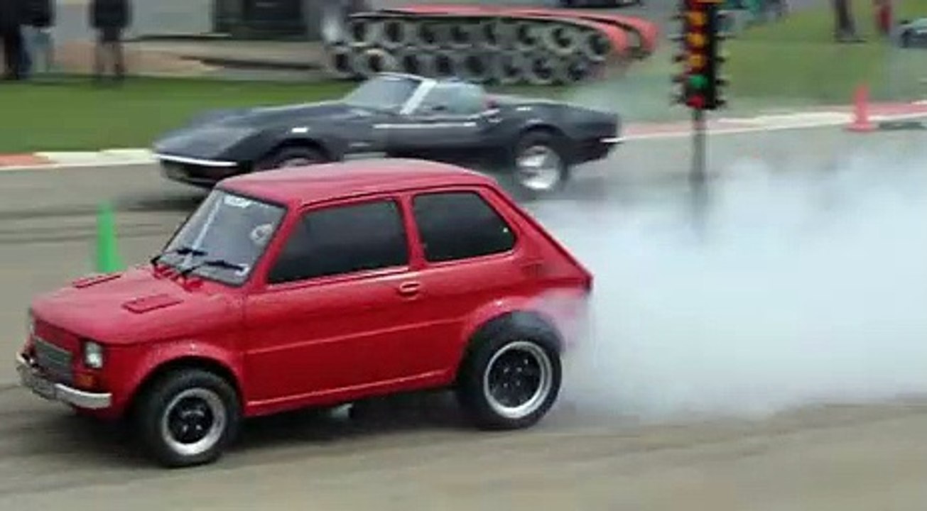 VÍDEO: Un Fiat 126 contra un Chevrolet Corvette C3 en una Drag Race con un final sorprendente