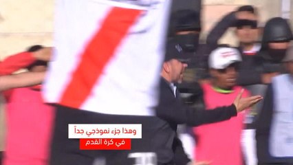 لقطة: كرة قدم: ادعاء الحكم استخدامه لتقنية حكم الفيديو لكنها غير موجودة