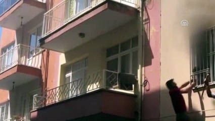 Yangında mahsur kalan genci mahalleli kurtardı - AYDIN