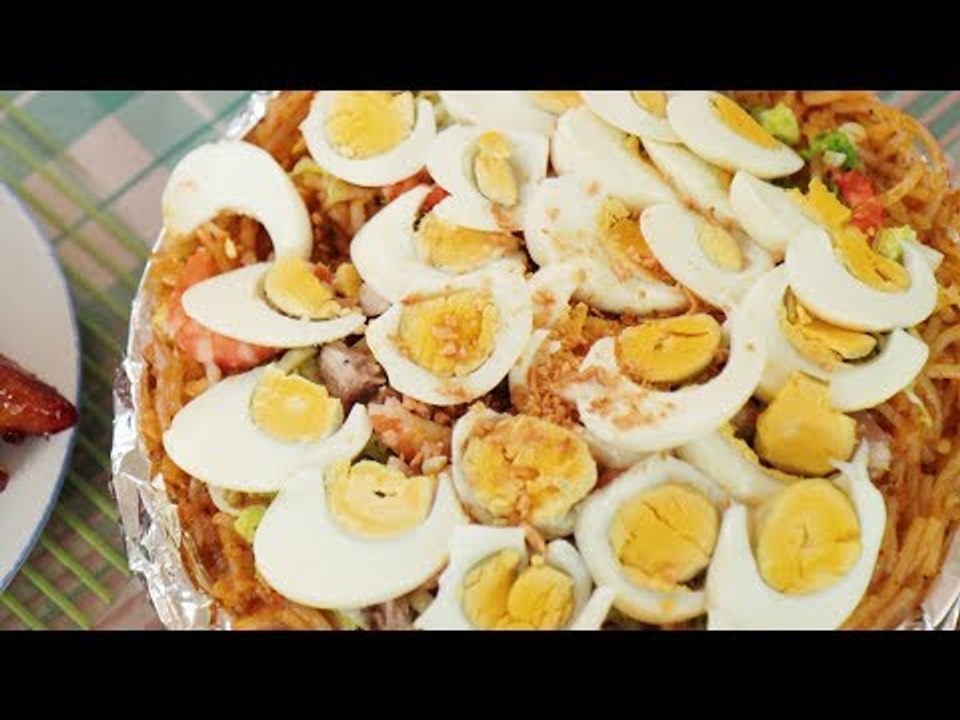 How It's Made: Pancit Malabon | Yummy Ph