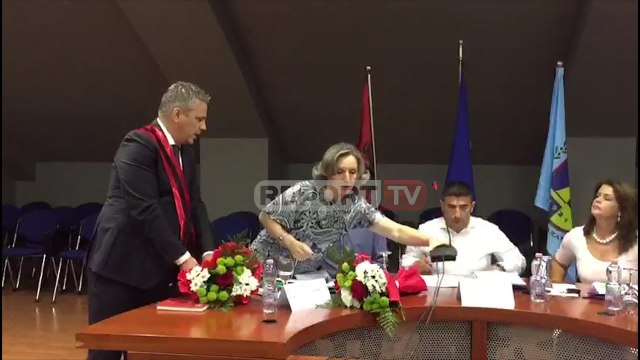 Report TV - Betohet në një hotel kryebashkiaku i ri i Sarandës, konstituohet Këshilli Bashkiak