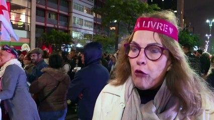 Milhares marcham contra ditadura no Brasil