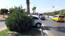 Virajı alamayan sürücü palmiye ağacına çarpıp araç içinde sıkıştı...Kaza anı kamerada