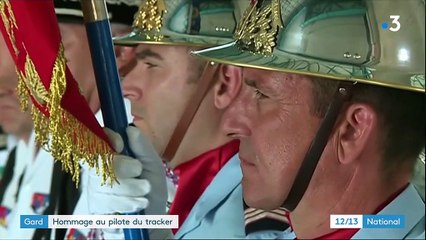 Gard : l'émoi à Saint-Gilles durant l'hommage au pilote du Tracker décédé en intervention