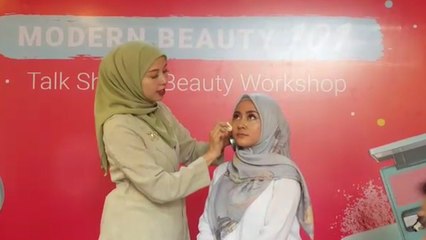Tutorial Pakai Double Cushion untuk Ciptakan Makeup Natural ala Vivi Thalib