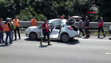 BOLU DAĞI'NDA TIR'A ÇARPAN OTOMOBİLDEKİ 2 KİŞİ YARALANDI