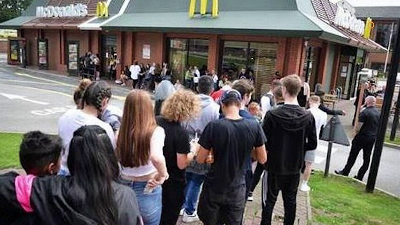 C’est la folie devant les McDo pour venir goûter les nuggets épicés !