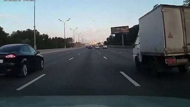 Il roule comme un malade dans le trafic et ça se termine très très mal