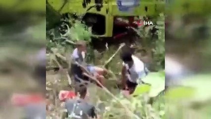 Turistleri taşıyan minibüs şarampole yuvarlandı: 1 ölü, 11 yaralı