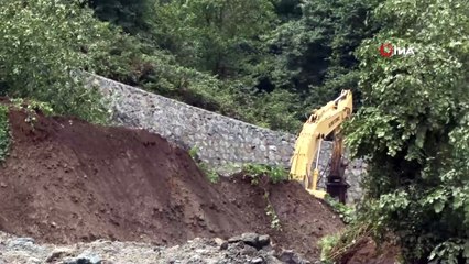Rize'de facianın eşiğinden dönüldü...Heyelan, ırmağın önünü kapatınca 30 metre derinlikte gölet oluştu
