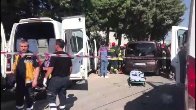 Servis minibüsü ile hafif ticari araç çarpıştı: 16 yaralı