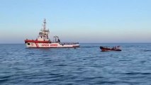 El Open Arms navega sin rumbo por aguas del Mediterráneo con 121 migrantes a bordo