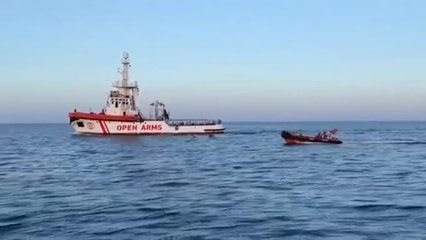 El Open Arms navega sin rumbo por aguas del Mediterráneo con 121 migrantes a bordo