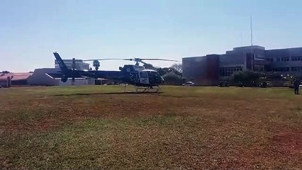 Homem tem graves ferimentos ao manusear motosserra