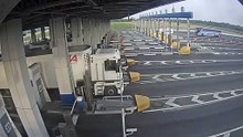 Chico-esperto tem o que merece ao tentar passar numa portagem sem pagar