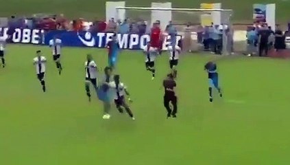 Football - Quand un supporter entre sur la pelouse et essaie de stopper Yann Karamoh...