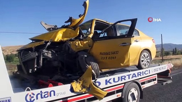 Kamyonet ile ticari taksi kafa kafaya çarpıştı: 6 yaralı