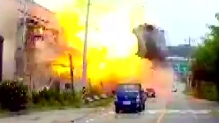 달리는 차량 앞으로...아찔했던 안성 물류창고 폭발 상황 / YTN