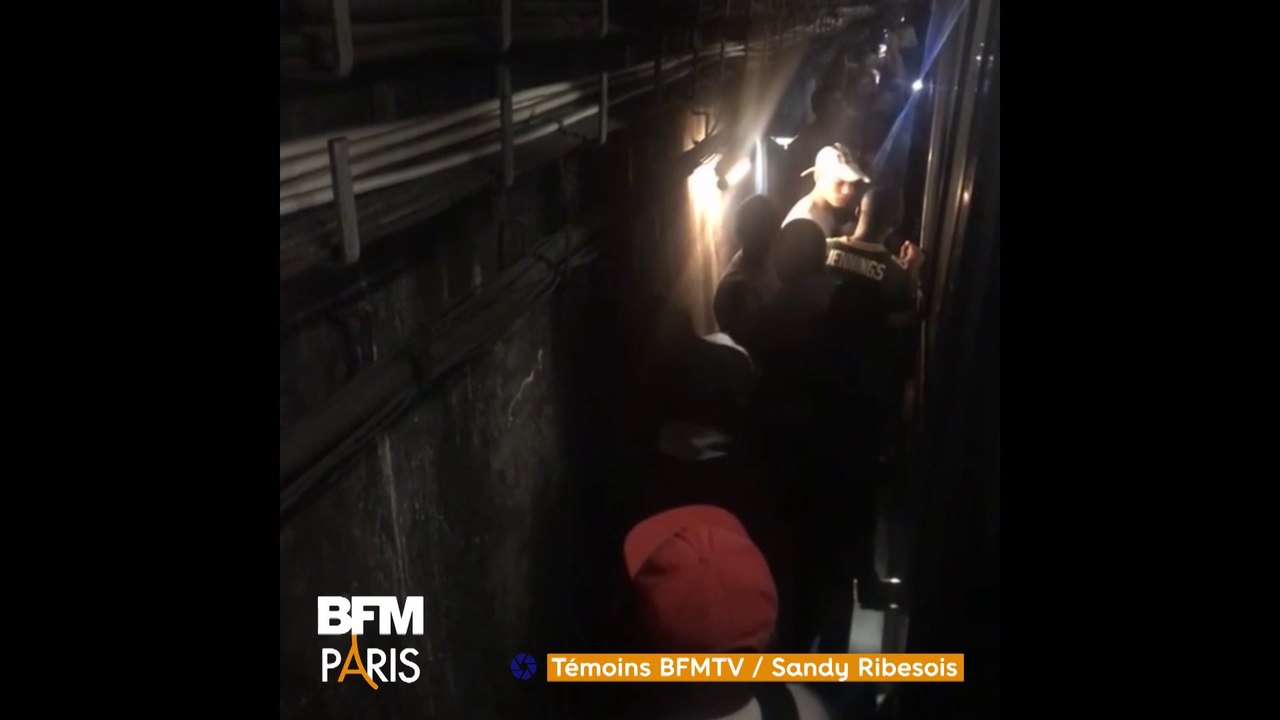 À Paris, des voyageurs évacués par les voies ap...