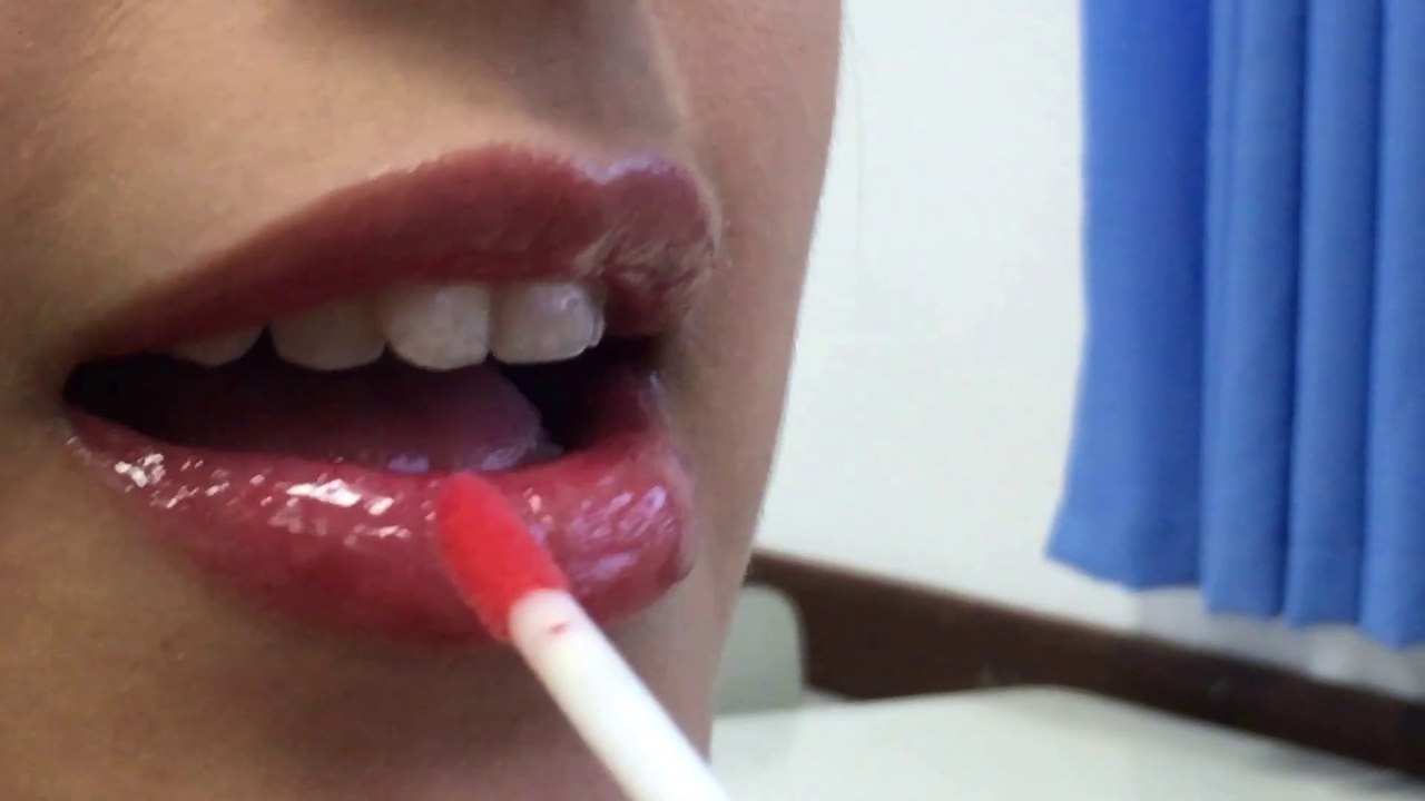 ÇEKİCİ DUDAK VE GÖZ MAKYAJI