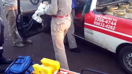 Motorista de carro fica ferido após se envolver em colisão com caminhonete