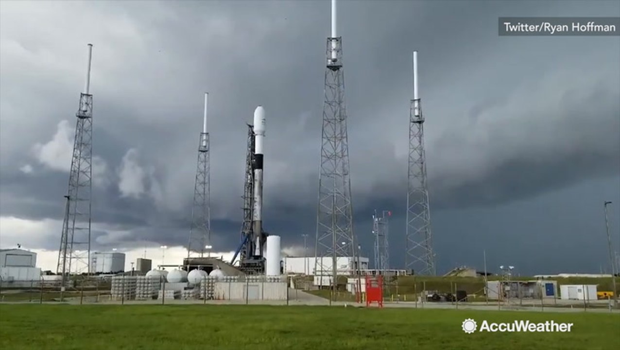 Lightning flashes before SpaceX rocket has the chance to launch