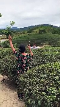 Làm mẫu check-in kiểu -nựng má-, cô bán nước khiến dân mạng thích thú muốn gặp -span class=-marker span-