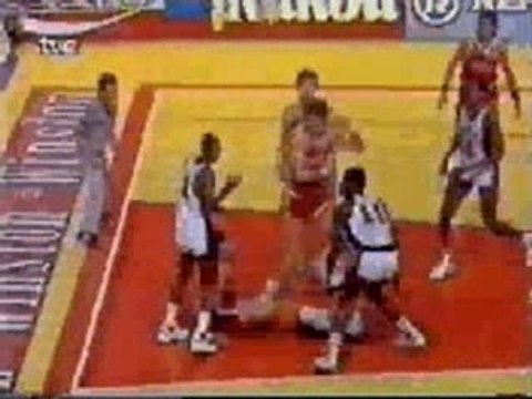 Arvydas sabonis dunk sur David Robinson en 1986 URSs/usa