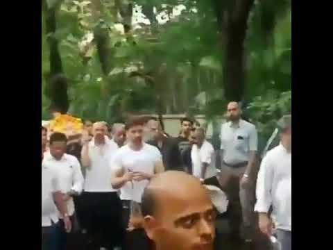 Hrithik Roshan and Rakesh Roshan at funeral of veteran producer Jay Om Prakash