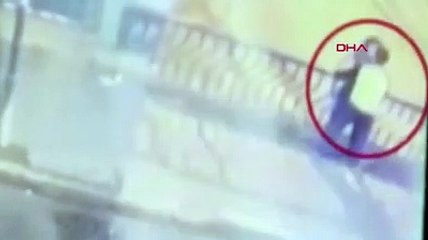 Korkuluklara yaslanarak öpüşen çift düşerek can verdi