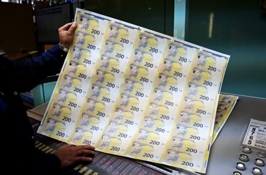 Nuevos billetes de 100 y 200 euros, más seguros