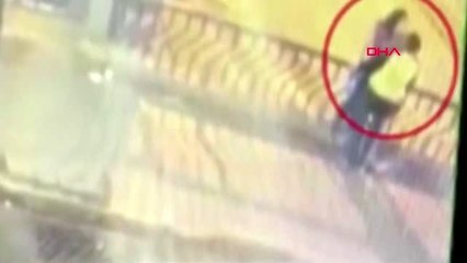 Korkuluklara yaslanıp öpüşen çift, köprüden düşerek öldü