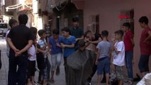 Sokak sokak dolaşıp, çocukları ücretsiz tıraş ediyor