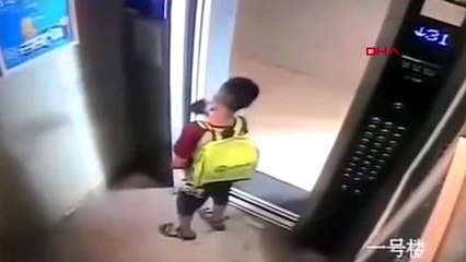 DHA DIŞ - Kapı sensörü ile oynadığı asansörde mahsur kaldı