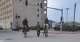 Une photo de deux policiers à cheval menant un Afro-Américain par une corde provoque un tollé aux États-Unis