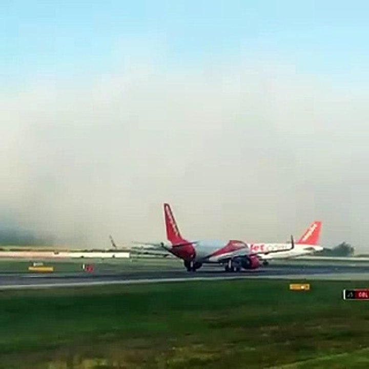 La « grande entrée » de l'avion à travers les nuages a époustouflé les internautes