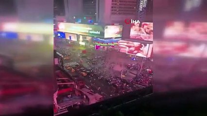 Times Meydanı'nda egzoz sesi silahlı saldırı sanılınca panik yaşandı