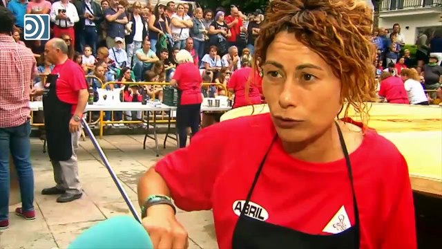 500 kilos de pulpo: la tapa más grande de mundo se reparte en Orense