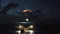 El carenado del Falcon 9 aterriza con paracaídas en un barco