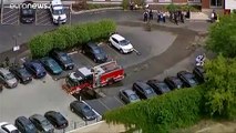 شاهد: شاحنة رجال الإطفاء عالقة فوق فجوة من الأسفلت بشيكاغو
