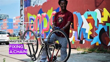 Master the Bike with an Amsterdammer: Fixing a chain
