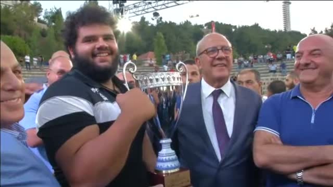 Un joven de 15 años gana el campeonato de pulsos en el Líbano