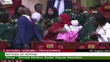 Parlamentoya Bebeğiyle Gelen Milletvekili Dışarı Çıkarıldı- Ap’de Normal, Kenya’da Anormal